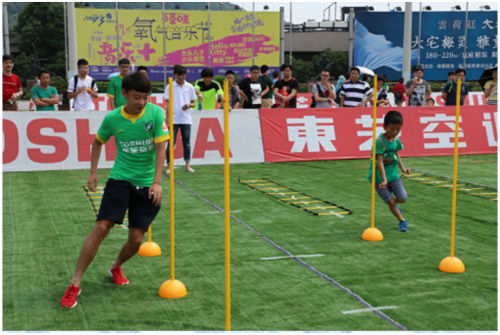 绿城球员热情参与“东芝快乐足球大本营”活动