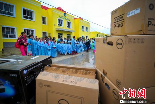嘉康利中国公益基金为新疆牧区小学捐25万元教学物资