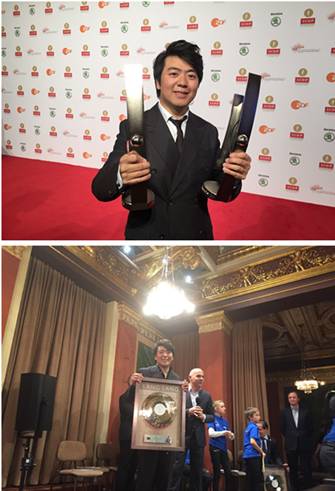 I:临时2015.12.1-2郎朗伦敦音乐会通稿照片1：郎朗手捧年度器乐演奏家大奖和郎朗国际音乐基金会特别大奖两座奖杯_副本.jpg