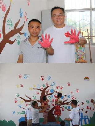 志愿者和孩子们一起用立邦涂料彩绘了“希望之树