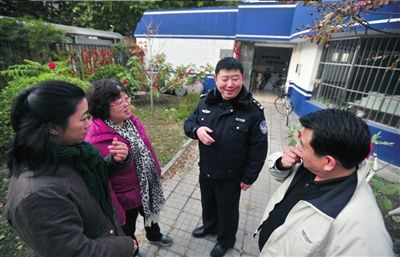 调解民警王伟在和居民交流