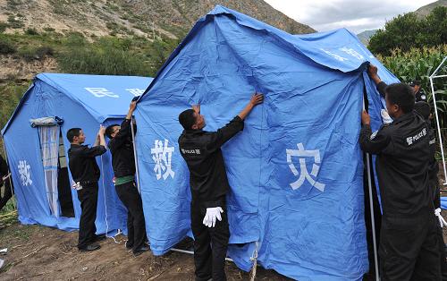 民警帮助受灾群众搭建救灾帐篷