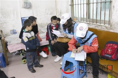 “瓦蓝栈公益”的志愿者到新莞人家中了解情况 瓦蓝栈供图