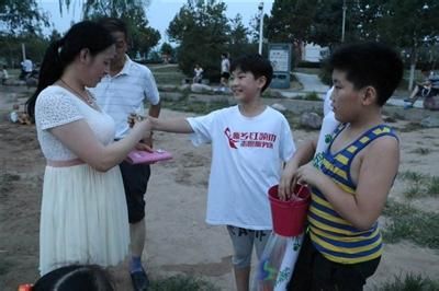 10岁裴禹昕成为年龄最小的新乡最美志愿者（右二） 
