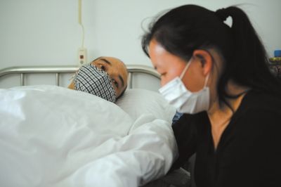  北京军区总医院，莫文峰正在接受治疗，妻子在旁陪伴。京华时报记者谭青摄