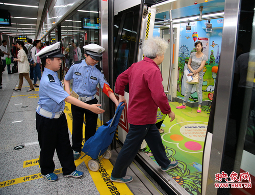 郑州小学生当地铁"志愿者" 宣传文明乘车