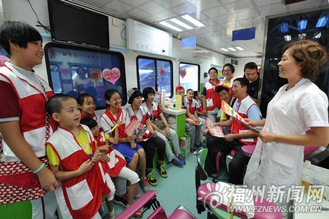 福州中小学生争当献血服务志愿者街头开展宣传