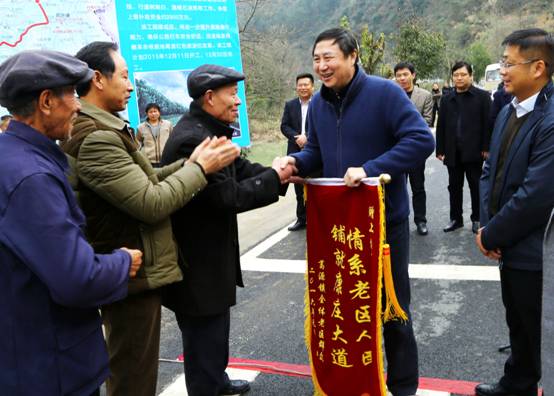 上饶市公路局关心支持老区公路建设,尹成军摄.jpg