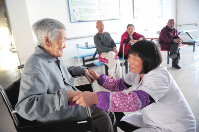 随着老龄化趋势加剧，越来越多的老人选择入住专业养老机构。(资料图片)京华时报记者陶冉摄