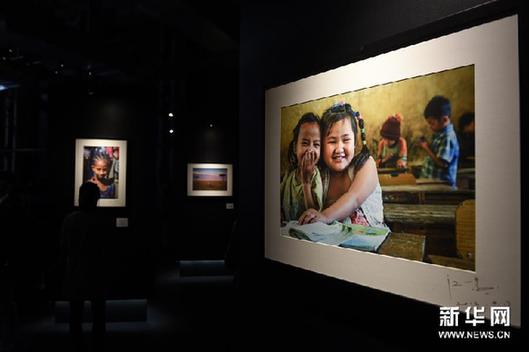 （晚报）（2）江一燕公益摄影展在宁波举行