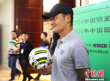 景岗山作为中国明星足球队的副队长，已连续20多年参加足球公益赛。他在接受采访时说，做公益不是富人的专属，每个人都可以身体力行地做出一份努力。　泱波　摄