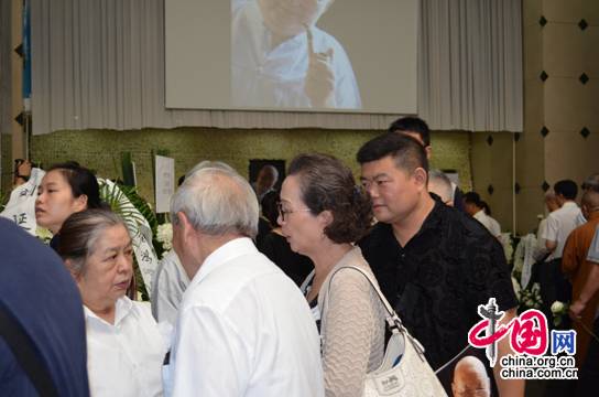 2中共延安五老研究会领导等送别叶选宁。