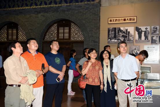 1吴润泽、纪亚光、姬丽萍、林绪武、邓红、导演王一夫在延安革命纪念馆参观。