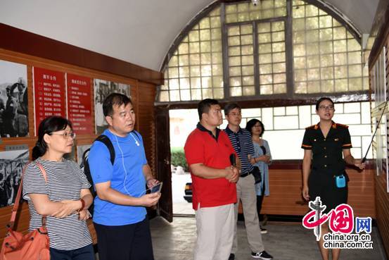 2参观陕甘宁边区政府旧址，左起：姬丽萍、纪亚光、吴润泽、林绪武、邓红。