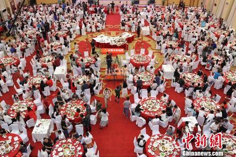 千名在京打拼的外地老乡今晚提前共享中秋团圆饭，“中国乡味地图”勾起很多人的乡愁。　苏丹 摄