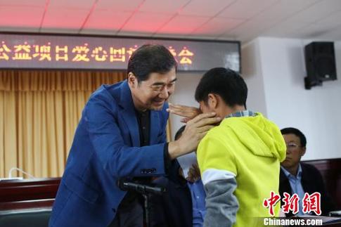 张国立携“国立爱心基金”宣传大使刘力赴云南回访公益项目