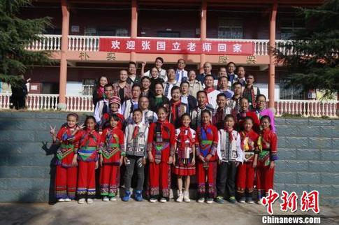 图为张国立与石林国立希望小学的孩子们在一起 云南省青基会供图 摄