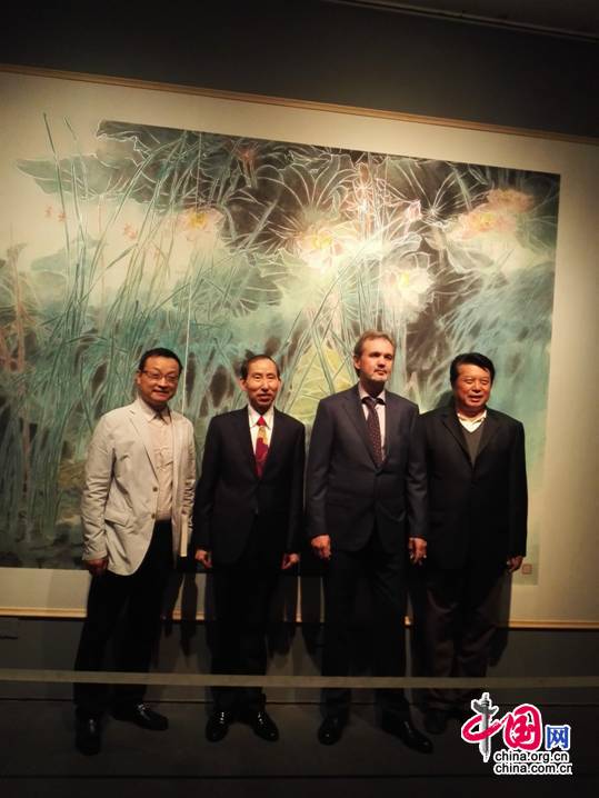 1 龙宇翔和科瓦尔丘克在京亲切会晤，并观看了张伟民画展