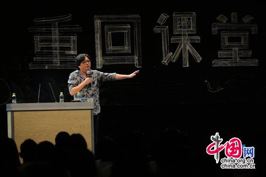 1月6日，百名获得马云乡村教师奖的乡村教师在海南三亚“重回课堂”，高晓松首先登台给老师们上了一堂课：乡村音体美教育——孩子们的诗与远方。
