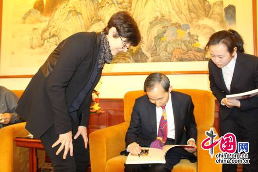 3 北京昆仑鸿星冰球俱乐部女队教练请龙宇翔在刊有该俱乐部冰球比赛消息的《文化》杂志上签字
