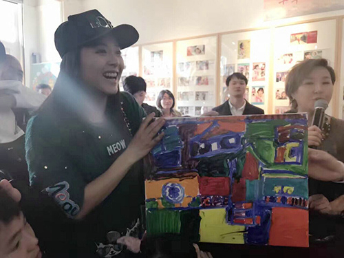 演员王茜为女办书画展 公益拍卖捐款慈善机构