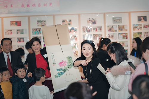演员王茜为女办书画展 公益拍卖捐款慈善机构