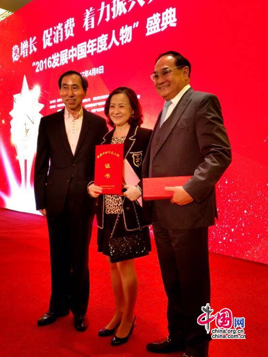 3、中国国际文化传播中心执行主席龙宇翔（左1）与获奖者合影