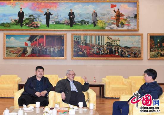 1左起：吴润泽、谢飘、刘国学在宇一艺术研究院创作基地会谈。