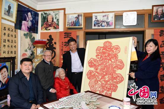 2吴润泽、谢飘与宇一艺术研究院代表看望王定国。