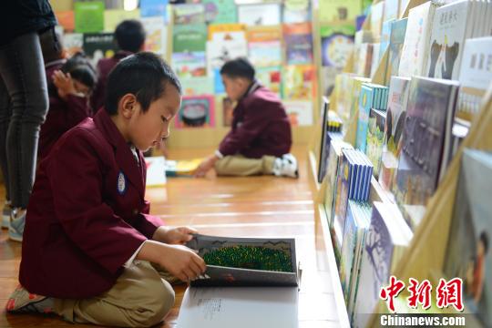 图为云南省委机关幼儿园小朋友参观加油少儿图书馆。　钟欣 摄