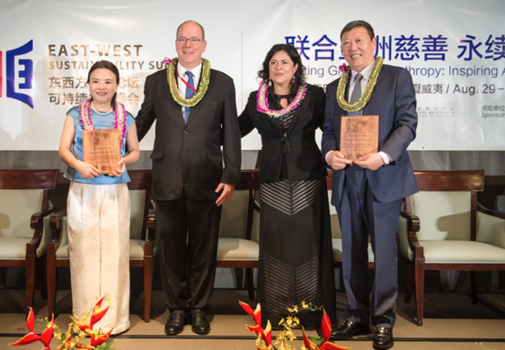 何巧女获“联合行动领袖”奖 呼吁全球慈善家联合行动